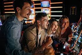 Dealer BandarQ langsung di studio good togel membagikan kartu kepada pemain